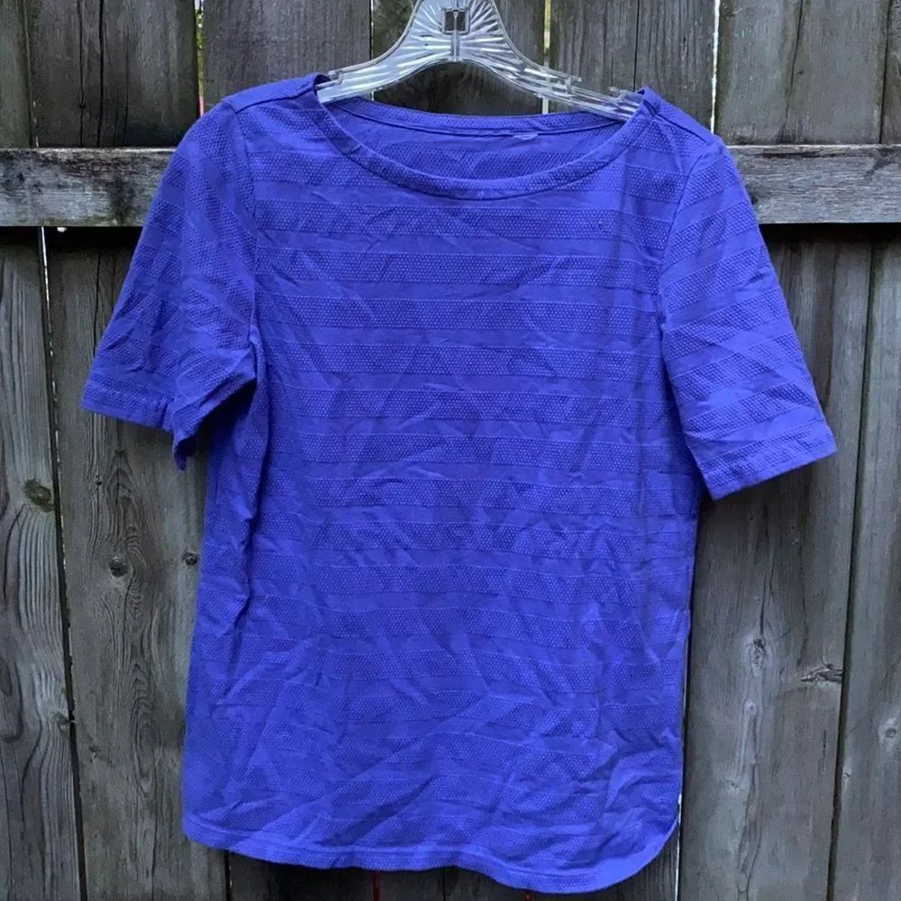 Blue textured tee sz. S